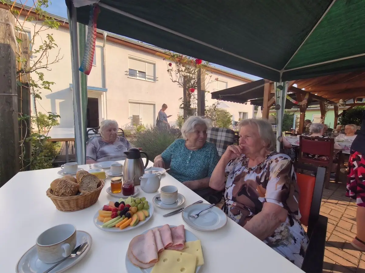 Gemeinsames Essen statt einsames Essen: Alltag in einer Senioren-Wohngemeinschaft.